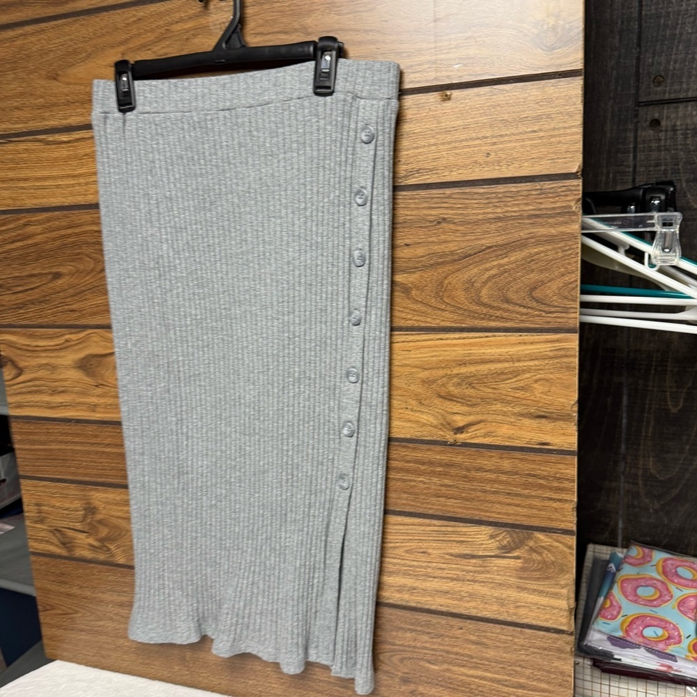 Time & Tru size large 12/14 Gray Ribbed Skirt button detailing side slit - Picture 7 of 8
